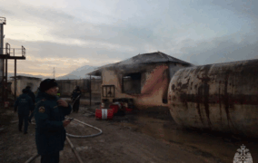 Человек погиб при пожаре на нефтебазе вблизи Махачкалы