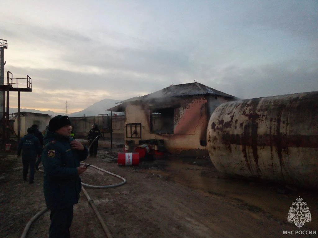 Человек погиб при пожаре на нефтебазе вблизи Махачкалы