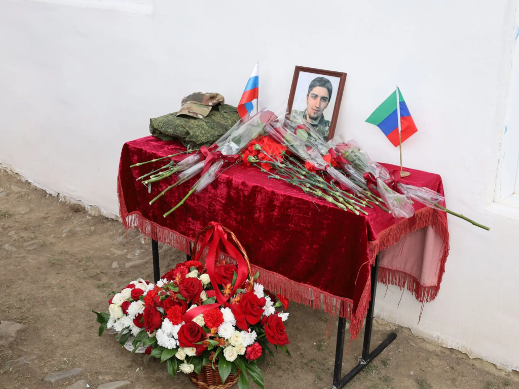 В Лакском районе открыли мемориальную плиту погибшему участнику СВО Аслану Галимову