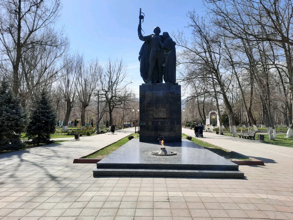 В Махачкале прошла акция «Цветы у обелиска» в День защитника Отечества