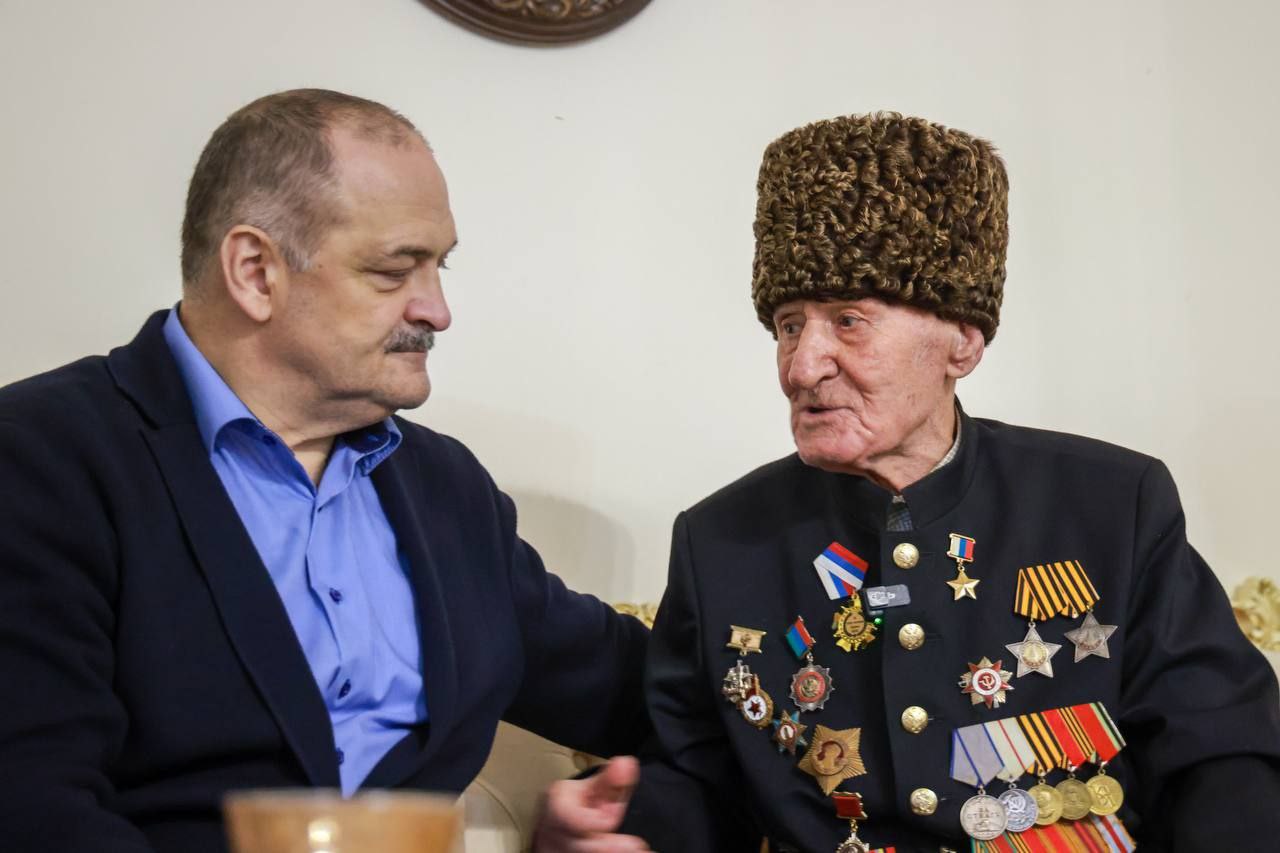 Сергей Меликов поздравил ветерана с годовщиной победы под Сталинградом
