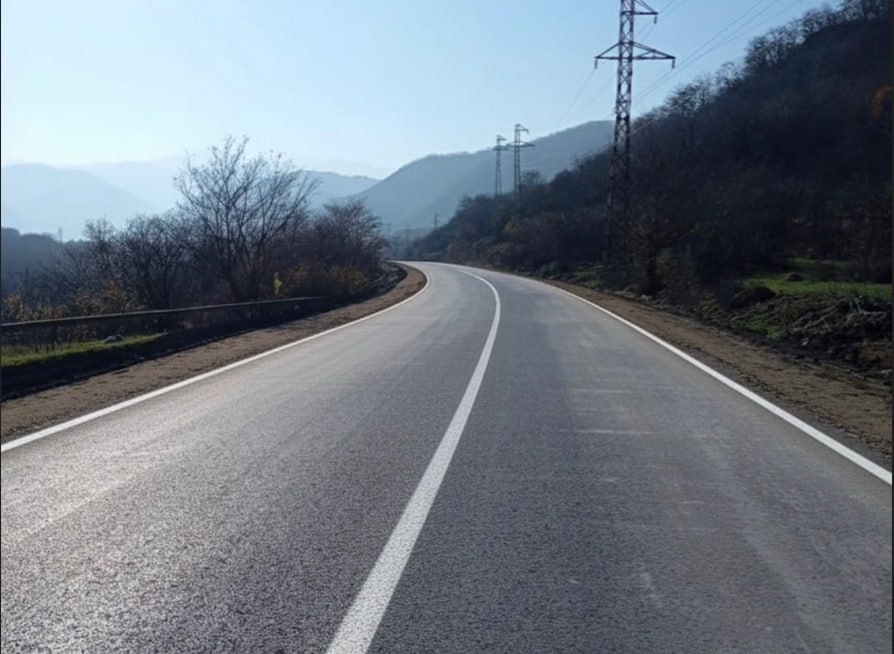 Ключевую дорогу в Кайтагском районе ремонтируют по нацпроекту