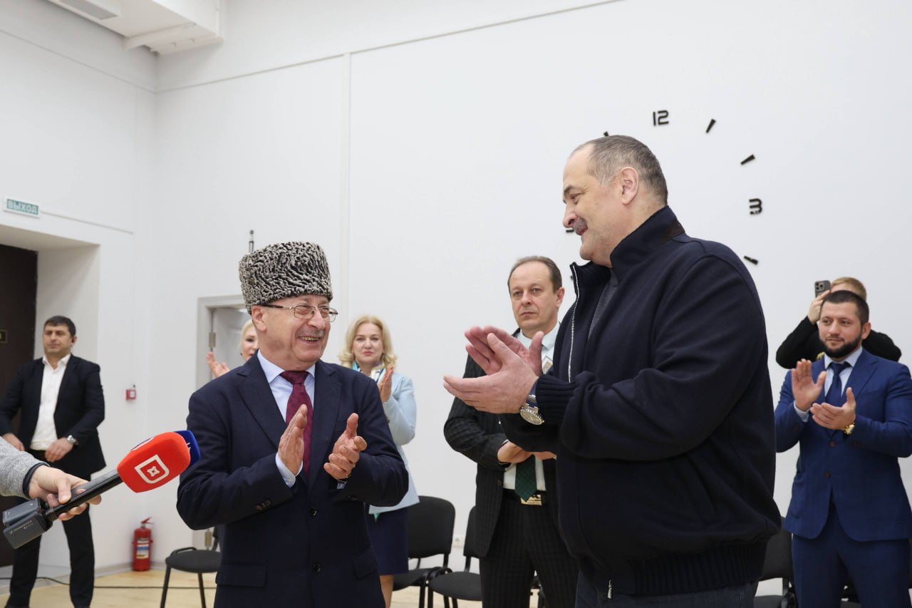 Сергей Меликов вручил ансамблю «Ватан» сертификат на миллион рублей