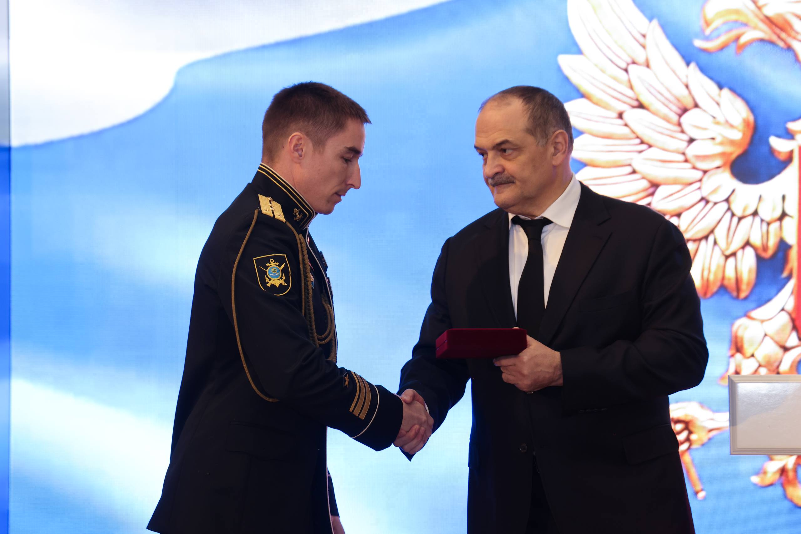 Более 20 военнослужащих и добровольцев из Дагестана получили госнаграды из рук Сергея Меликова