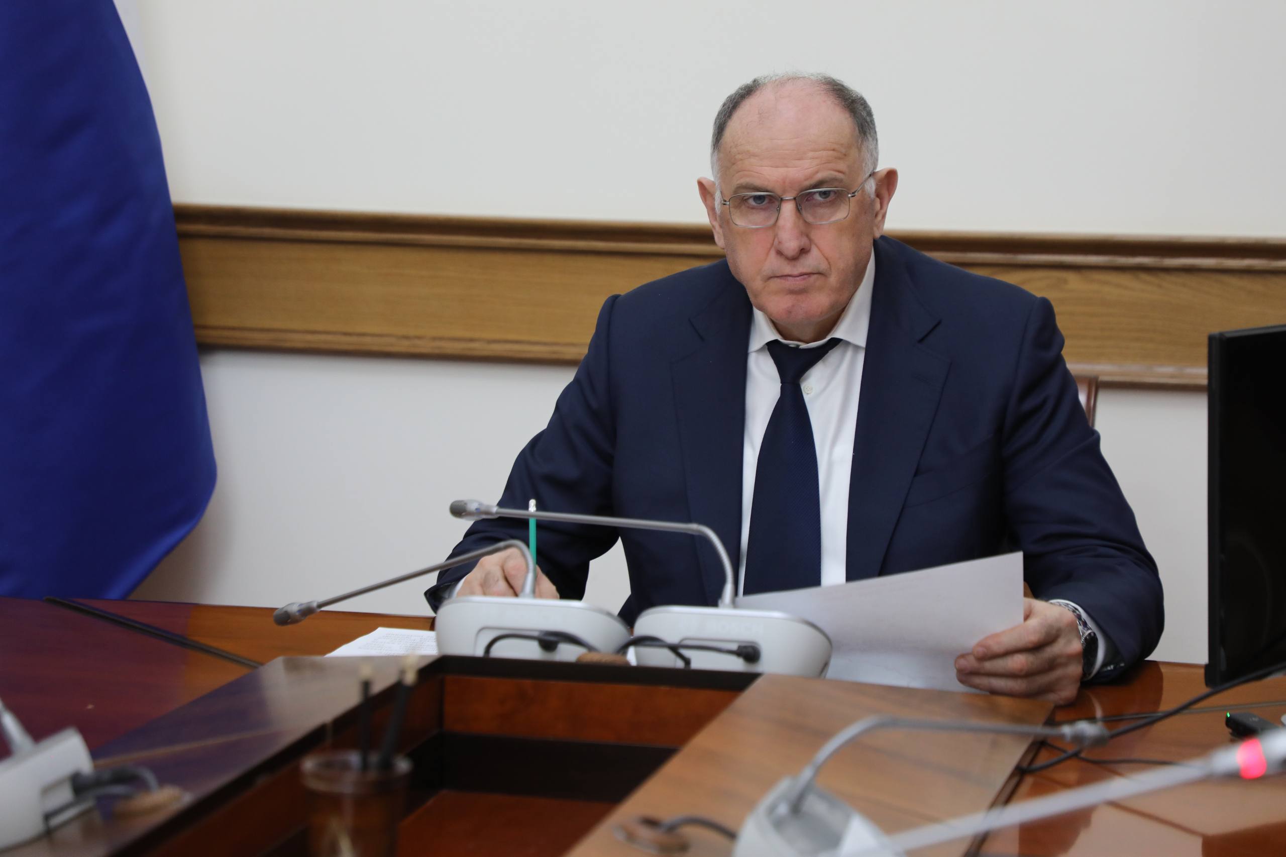 Абдулмуслимов обсудил реконструкцию высокогорной трассы и судьбу больницы в Цунтинском районе