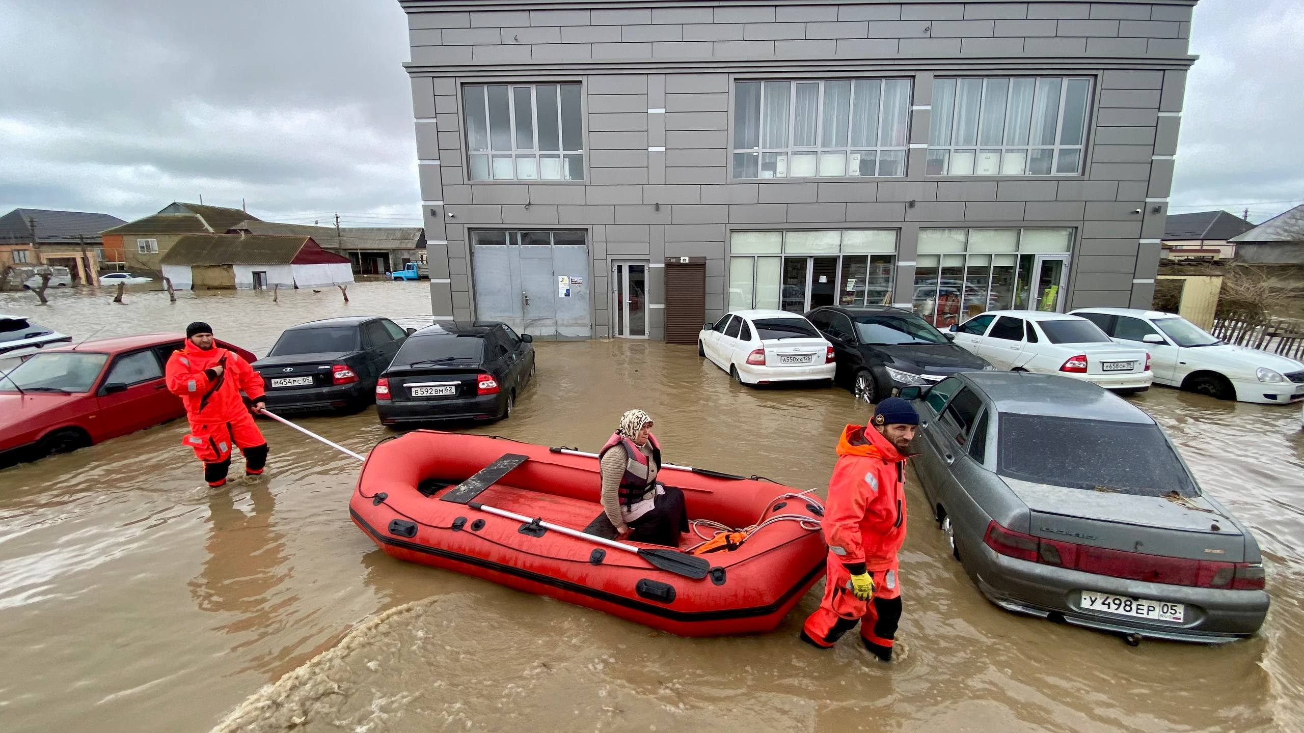 Абдулмуслим Абдулмуслимов осматрел пострадавшие от паводка территории Хасавюртовского района