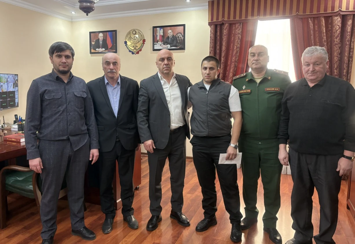 В Сергокалинском районе проводили добровольца, идущего за отцом и братом в зону СВО