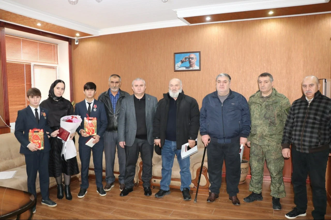Глава Казбековского района передал госнаграды семьям погибших героев СВО