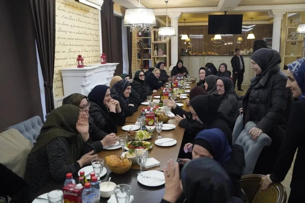 В Кизилюрте для матерей погибших участников СВО провели благотворительный ифтар