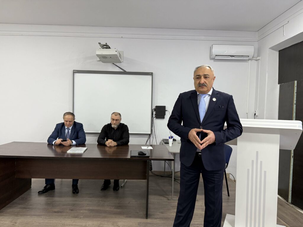 Участник программы «Доблесть гор» и инспектор минприроды провели экоурок для студентов в Махачкале