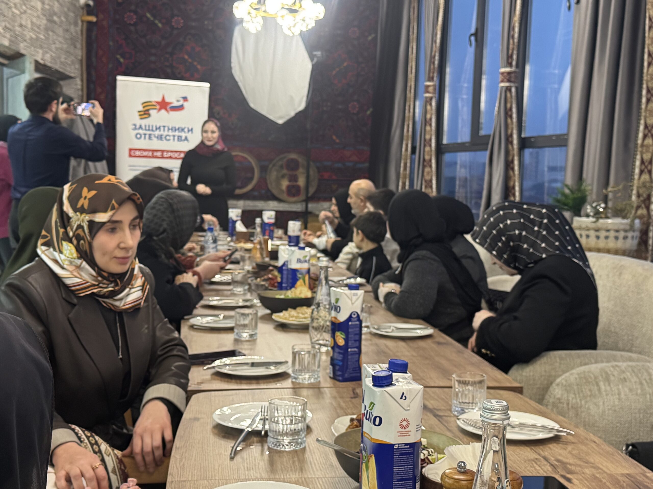 В Махачкале прошел благотворительный ифтар для матерей и вдов погибших участников СВО