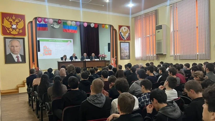 В махачкалинском колледже прошел «Разговор о важном»: вице-премьер рассказал студентам о заводах и службе в войсках беспилотных систем
