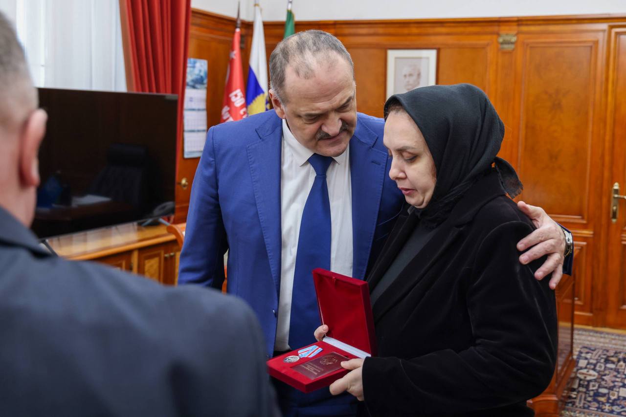 Сергей Меликов передал медаль «За проявленное мужество» семье погибшего участника СВО Арсена Султанбекова