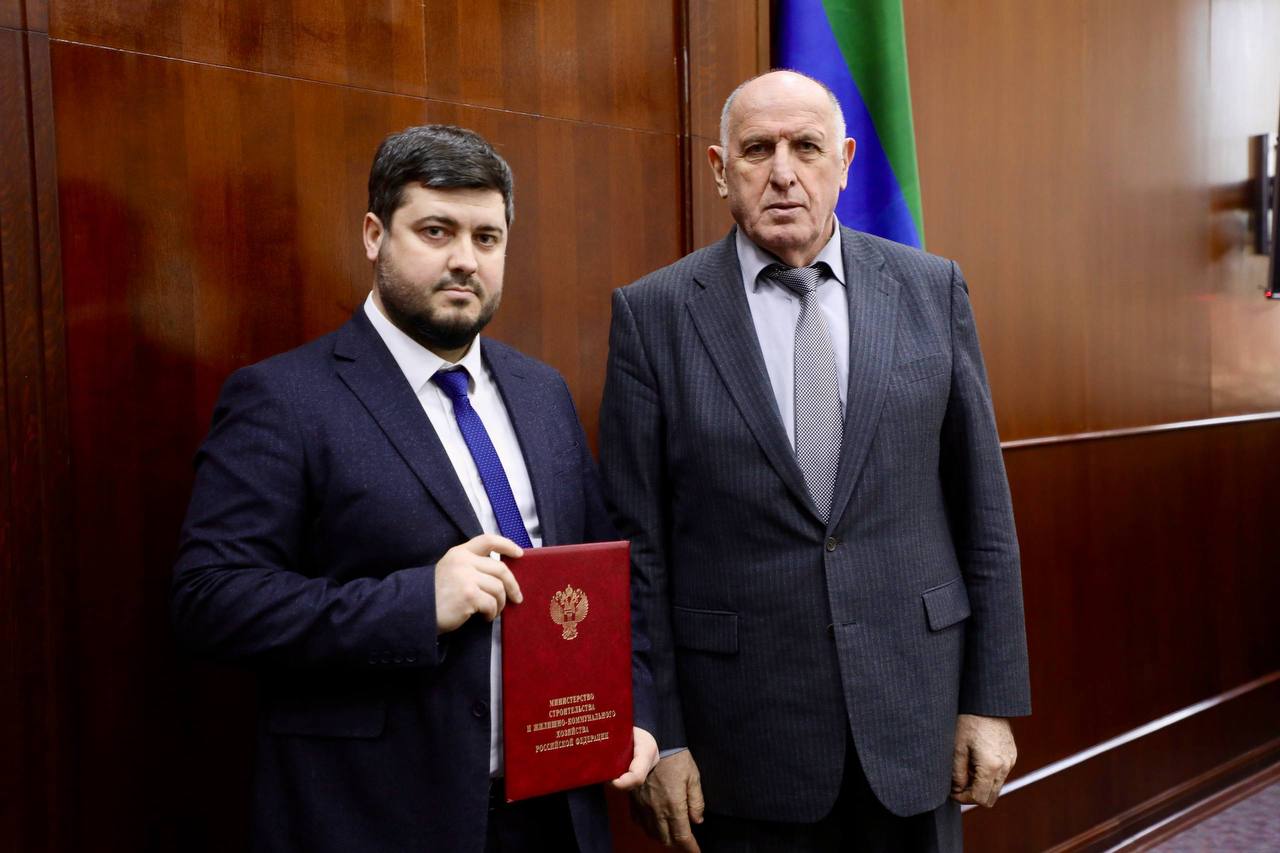 Абдулмуслимов наградил строителей за вклад в развитие отрасли и помощь в восстановлении Запорожья