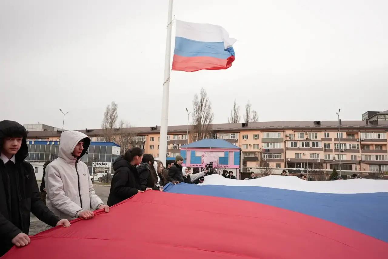 В Махачкале развернули масштабный флаг России в честь Дня воссоединения Крыма и Севастополя с Россией