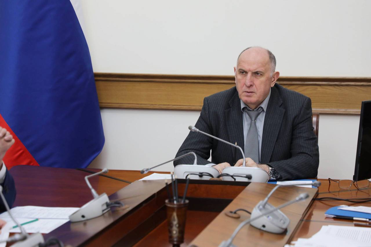 Премьер Дагестана поручил проанализировать эффективность распределения средств ОМС и усилить контроль за частными клиниками