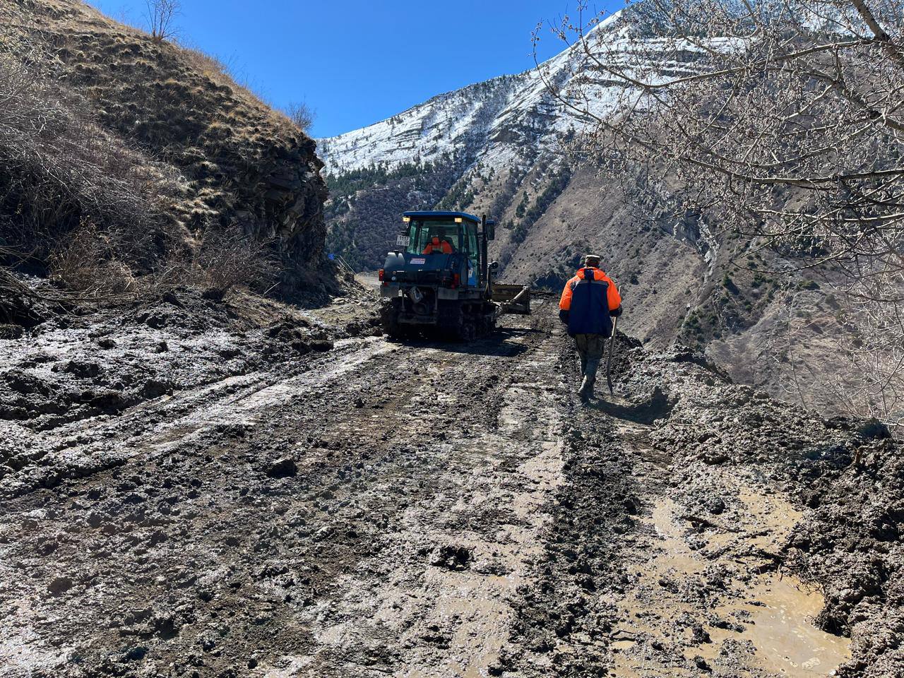 В Чародинском районе дорожная служба круглосуточно устраняет последствия обвалов и камнепадов