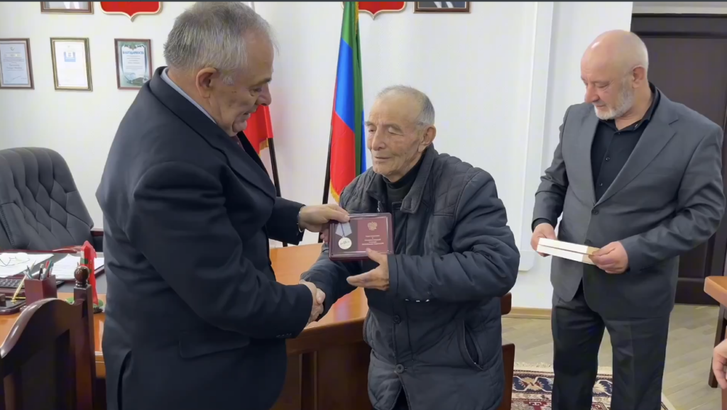В Рутульском районе отцу двоих бойцов СВО вручили госнаграды сыновей