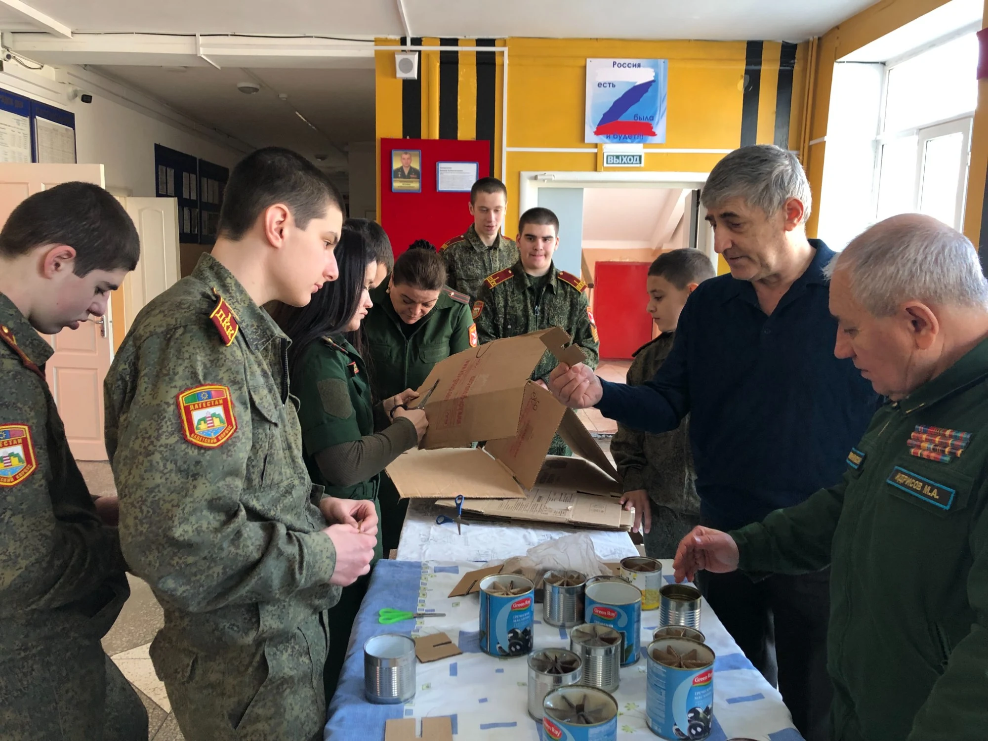 Кадеты в Махачкале научились делать окопные свечи для бойцов СВО под руководством известного волонтёра