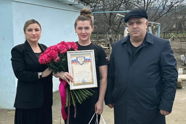 «Люди в белых халатах с передовой»: в Кумторкалинском районе чествовали медсестру, спасавшую бойцов в зоне СВО