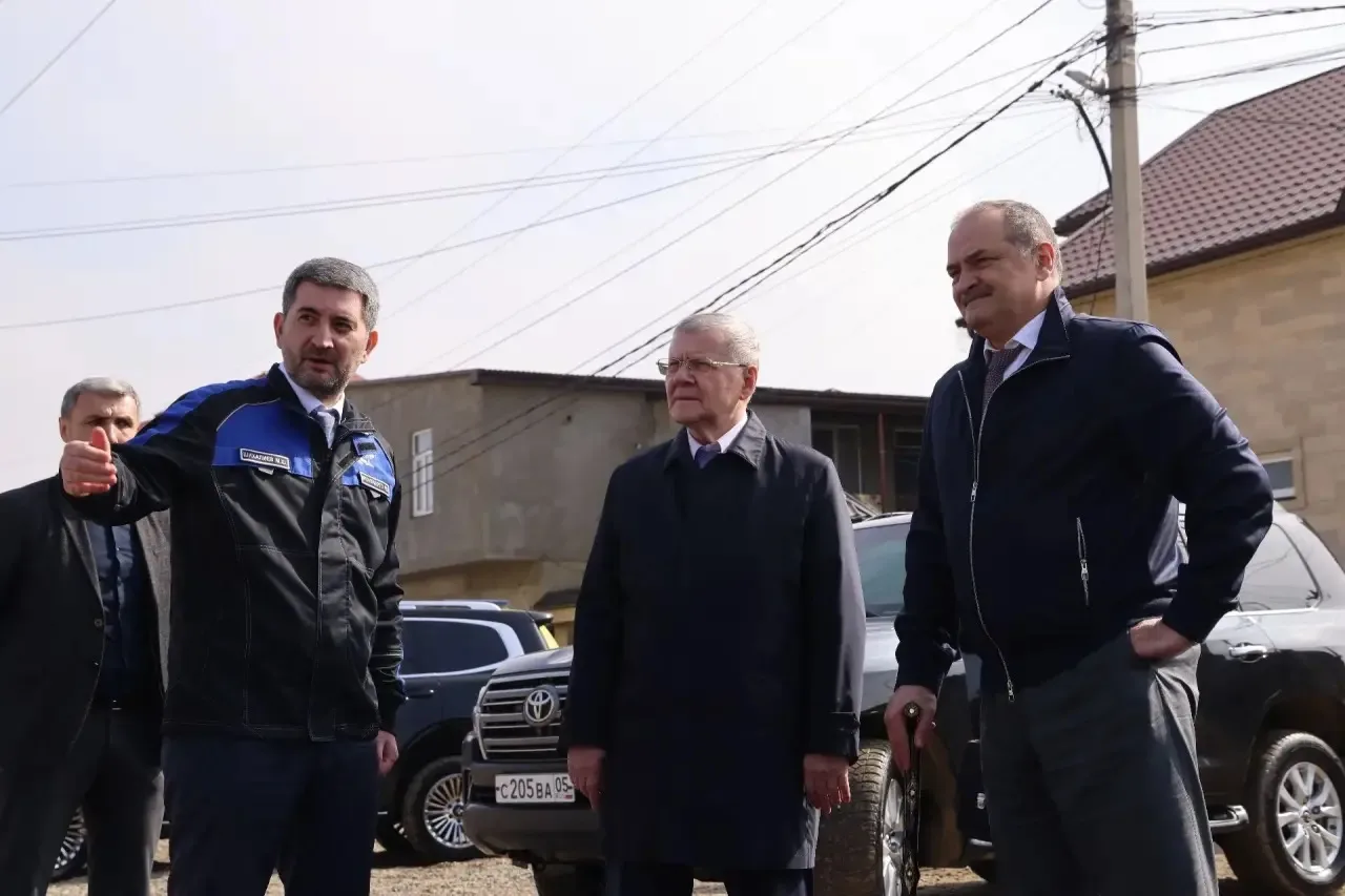 Юрий Чайка оценил ход восстановительных работ на подстанции «Приморская» в Махачкале