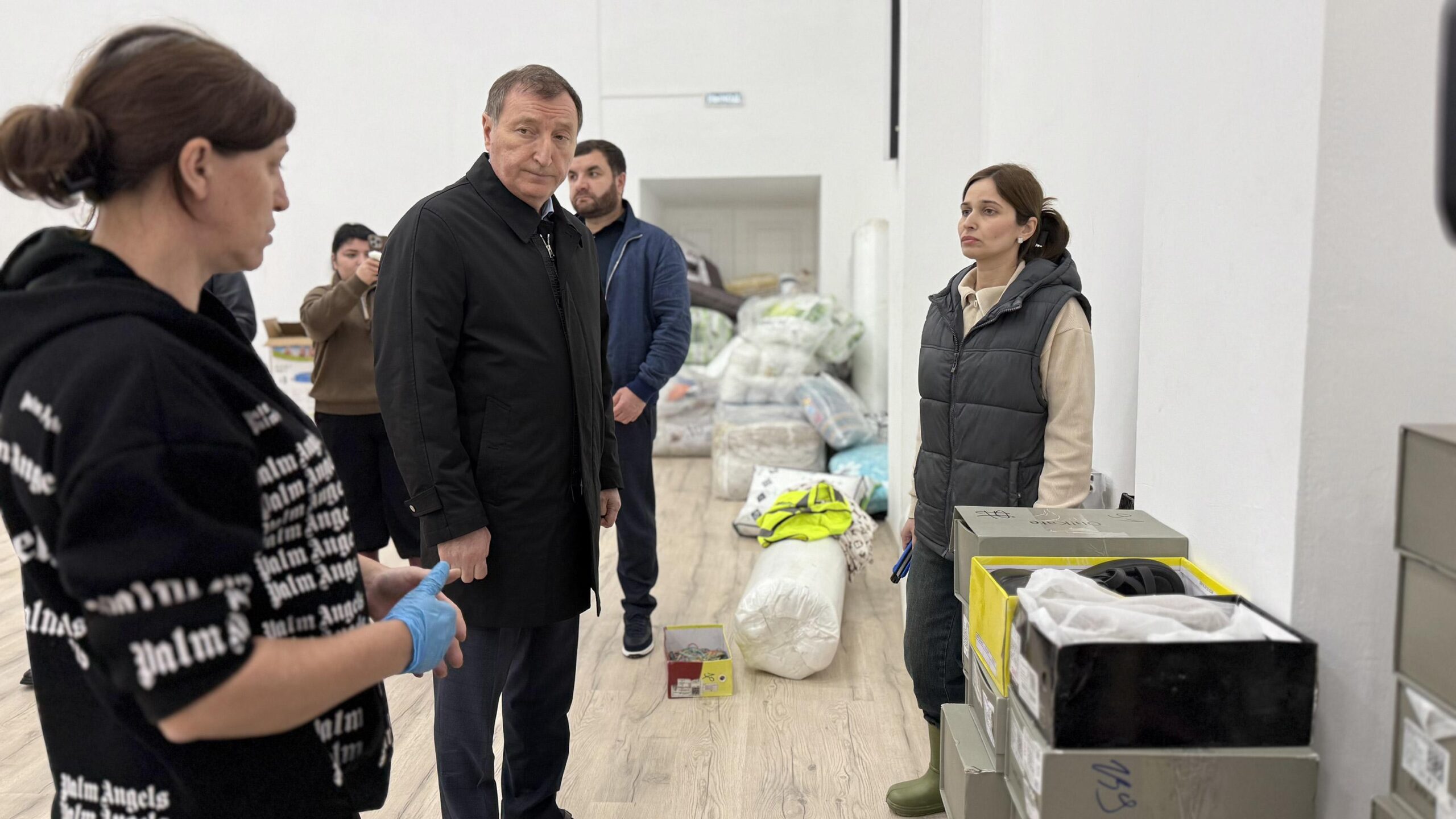 Заур Аскендеров привез в Мамедкалу тепловые пушки для просушки домов и проверил работу гумцентров