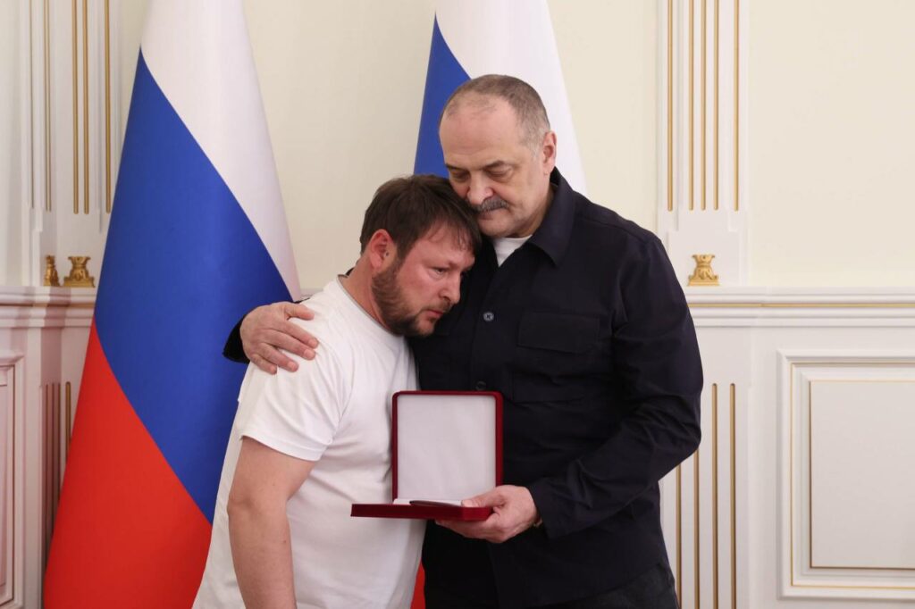 Сергей Меликов передал государственные награды родственникам погибших участников СВО