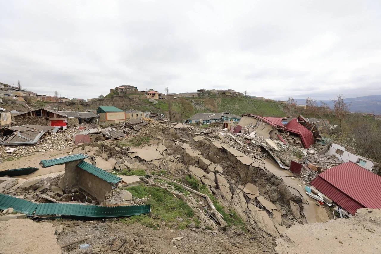 Абдулмуслимов: около 90 домов повреждены оползнем в Уркарахе, часть разрушена полностью