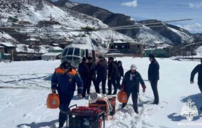 Спасатели доставили помощь в заблокированный снегом Бежтинский участок