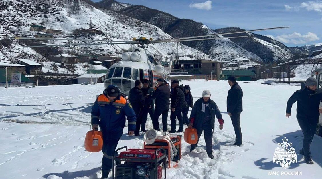 Спасатели доставили помощь в заблокированный снегом Бежтинский участок