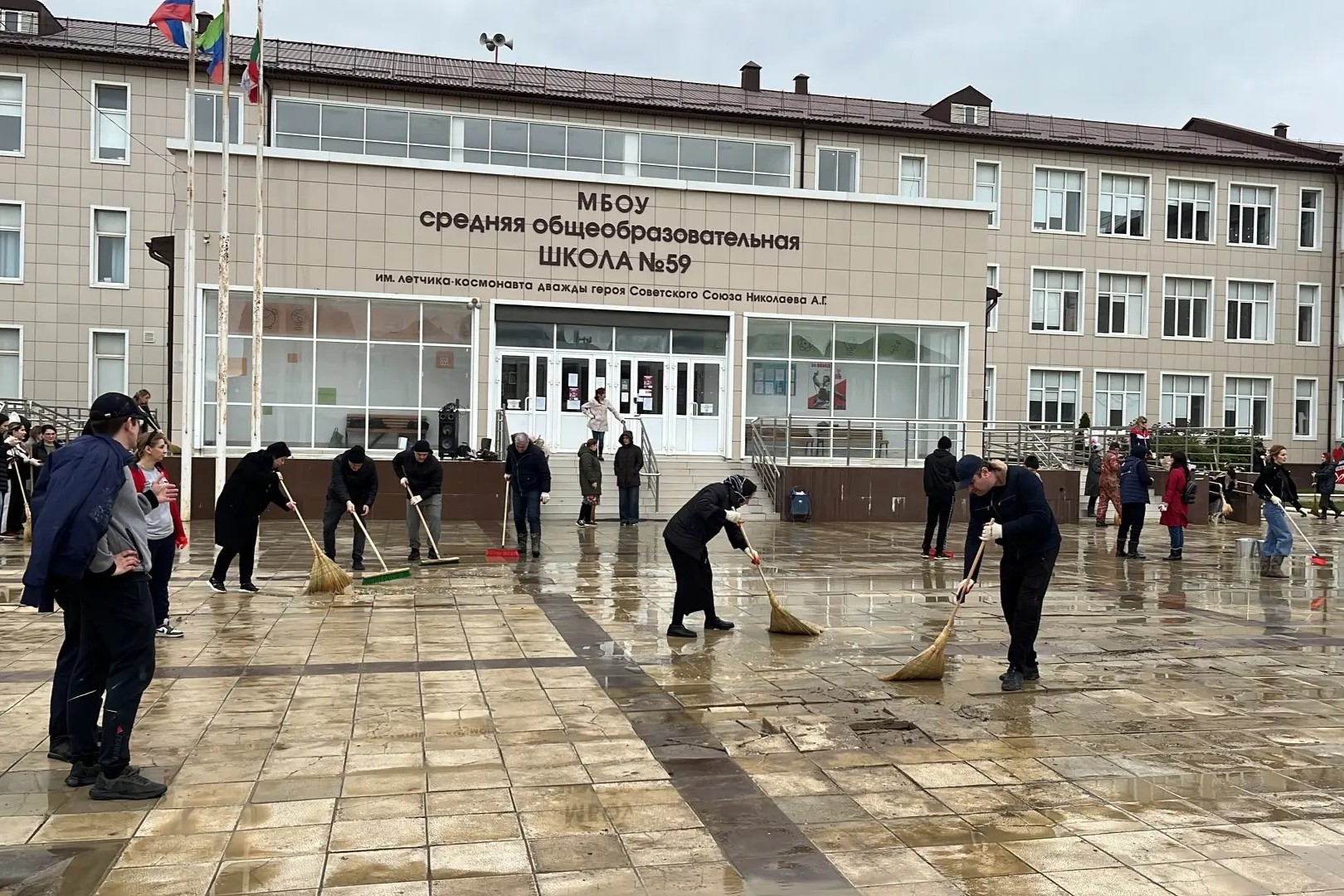 Более 300 сотрудников АГИП Дагестана вышли на субботник в школе №59