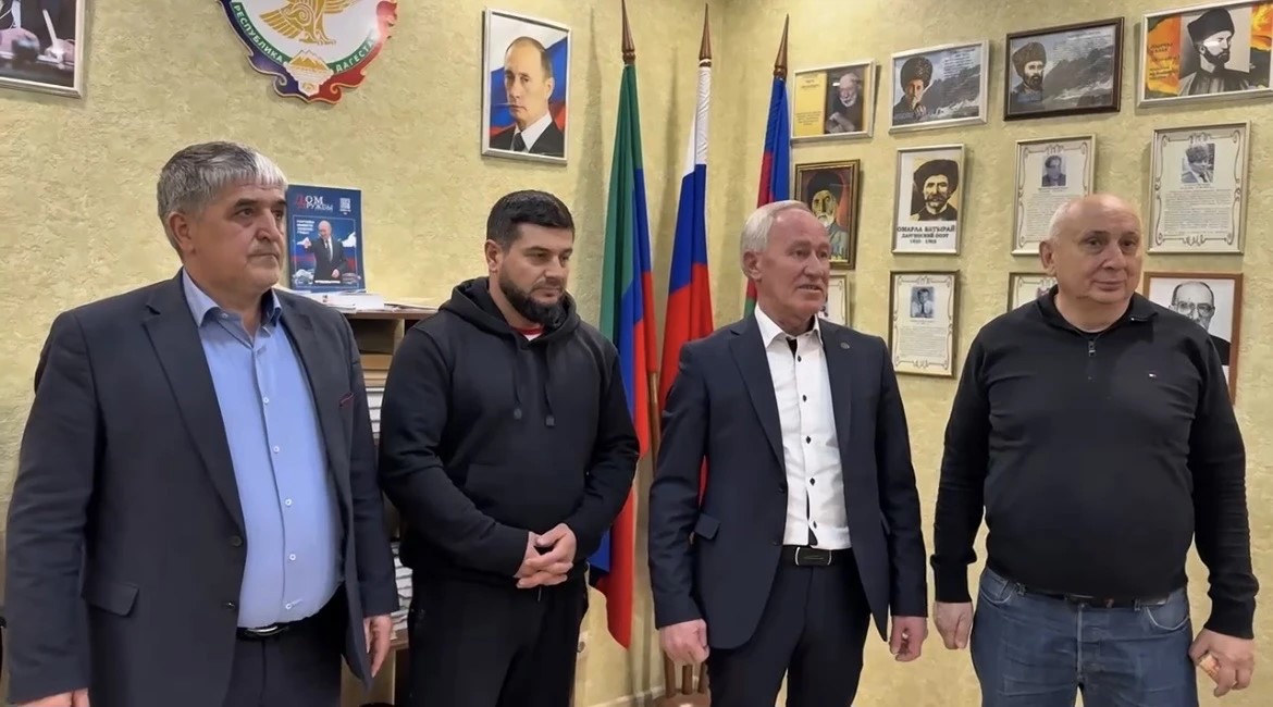 На пути домой участники автопробега «Знамя Победы» получили помощь для пострадавших от паводков