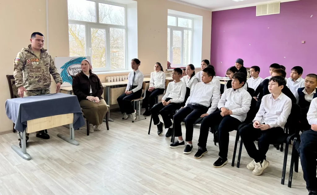 В Ногайском районе участник СВО провёл Урок мужества для школьников