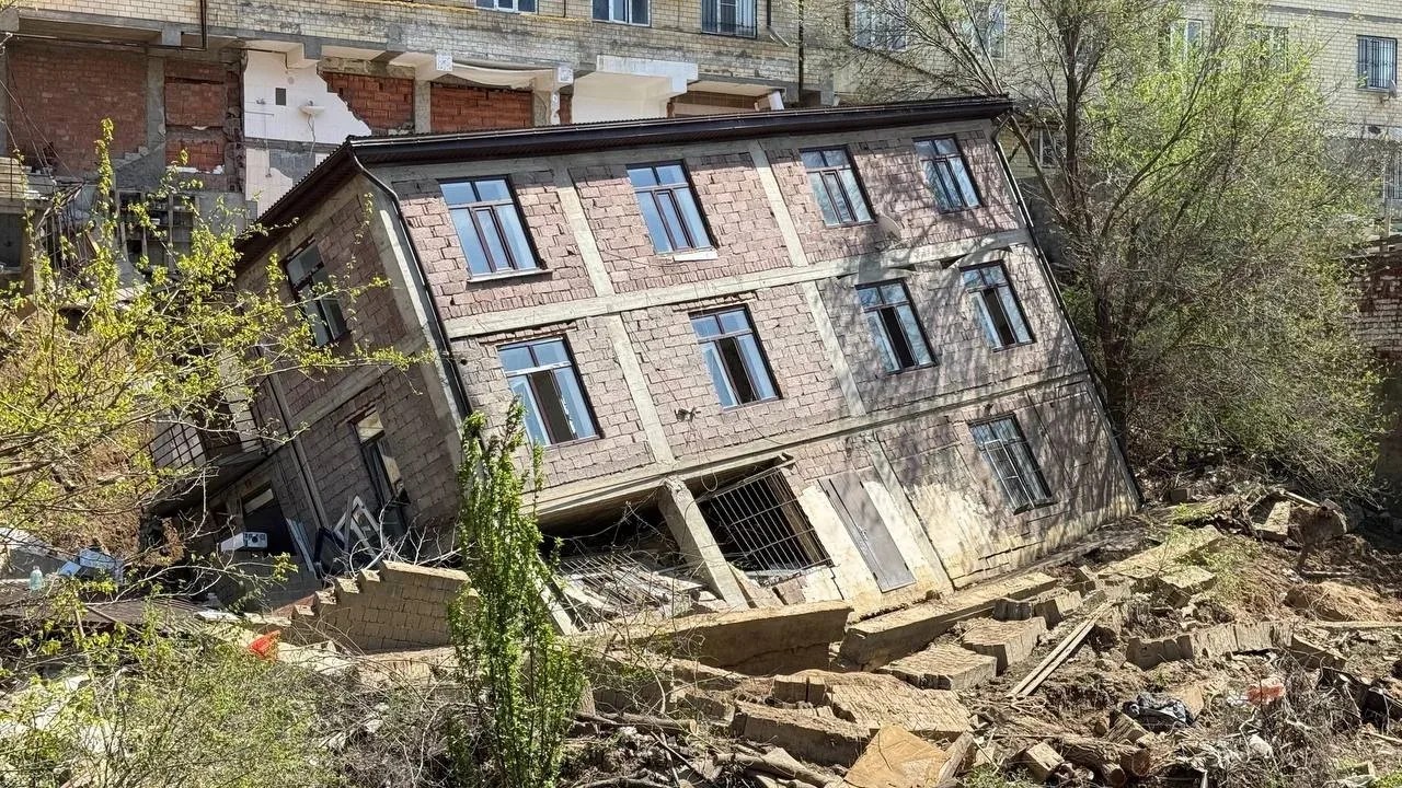 В Махачкале расчищают русло реки Тарнаирки после паводков