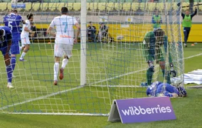 Автогол Махачкалы позволил «Зениту» возглавить гонку лидеров