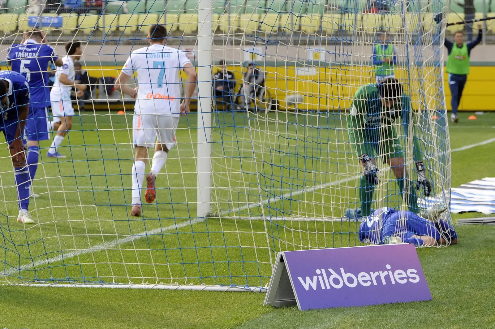 Автогол Махачкалы позволил «Зениту» возглавить гонку лидеров