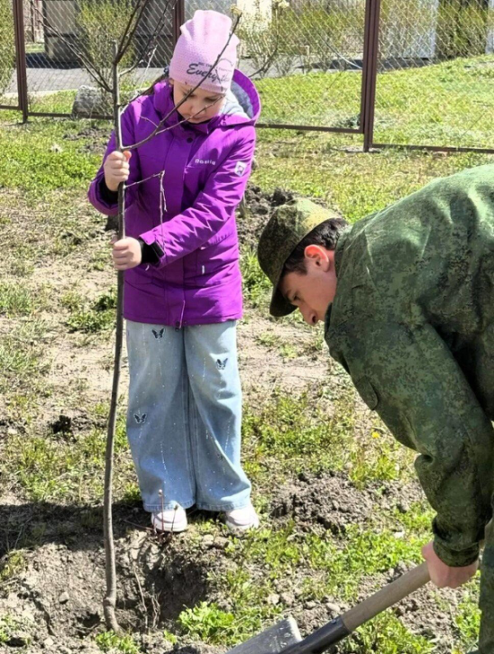 В Ахтынском районе открыли «Парту Героя» и заложили «Сад памяти» в честь бойцов СВО