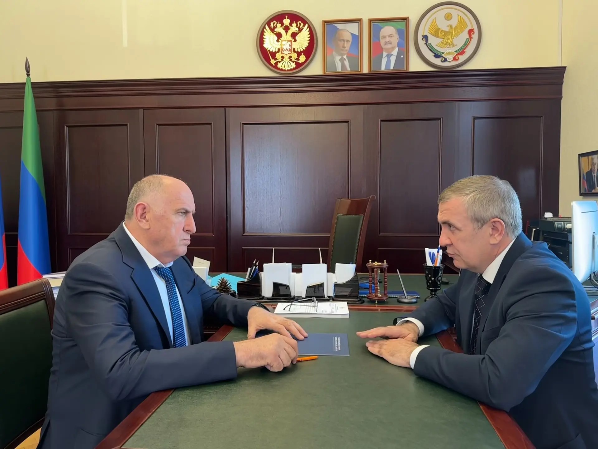 Абдулмуслим Абдулмуслимов обсудил с омбудсменом итоги работы за 2025 год и помощь пострадавшим от паводков