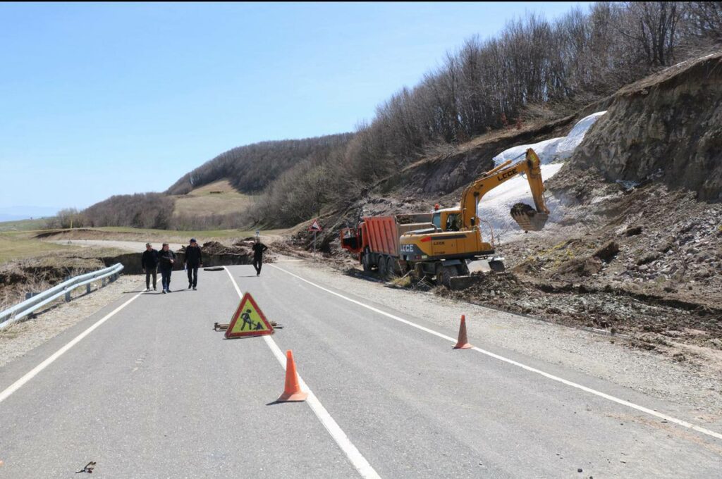 Повреждённые паводком дороги ремонтируют в Казбековском районе