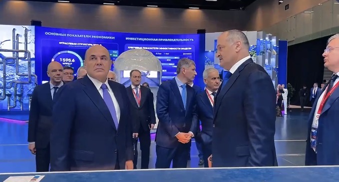 Михаил Мишустин осмотрел стенд Дагестана на Кавказском инвестиционном форуме
