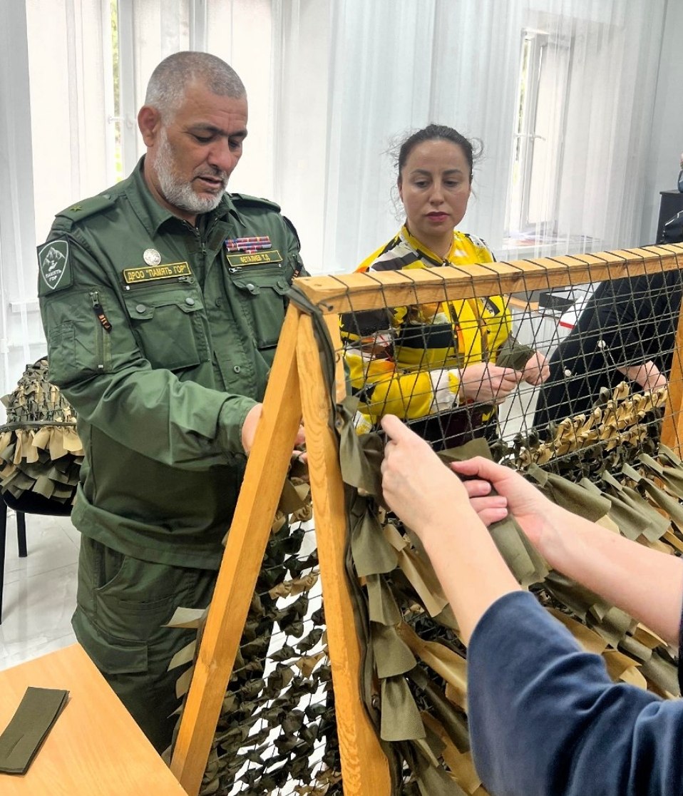 В Каспийске волонтёры плетут маскировочные сети для участников СВО