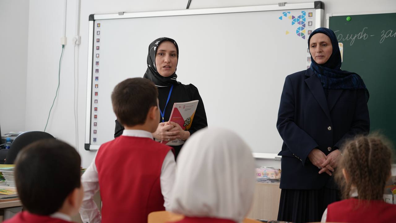 Сапижат Мазаева провела для участников «Доблести гор» экскурсию по махачкалинской школе №54