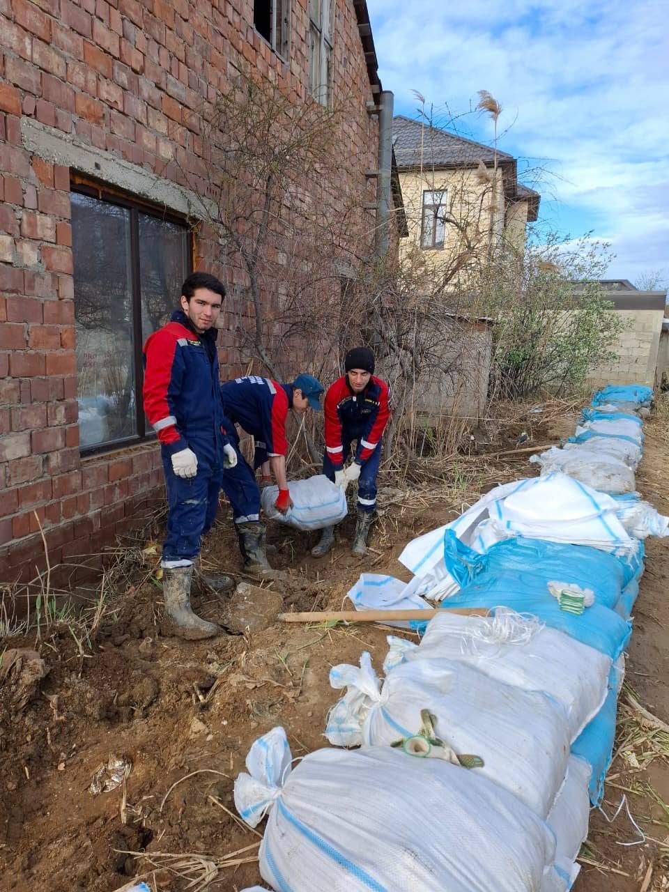 Добровольцы-спасатели построили защитное сооружение и очистили русло реки в Махачкале