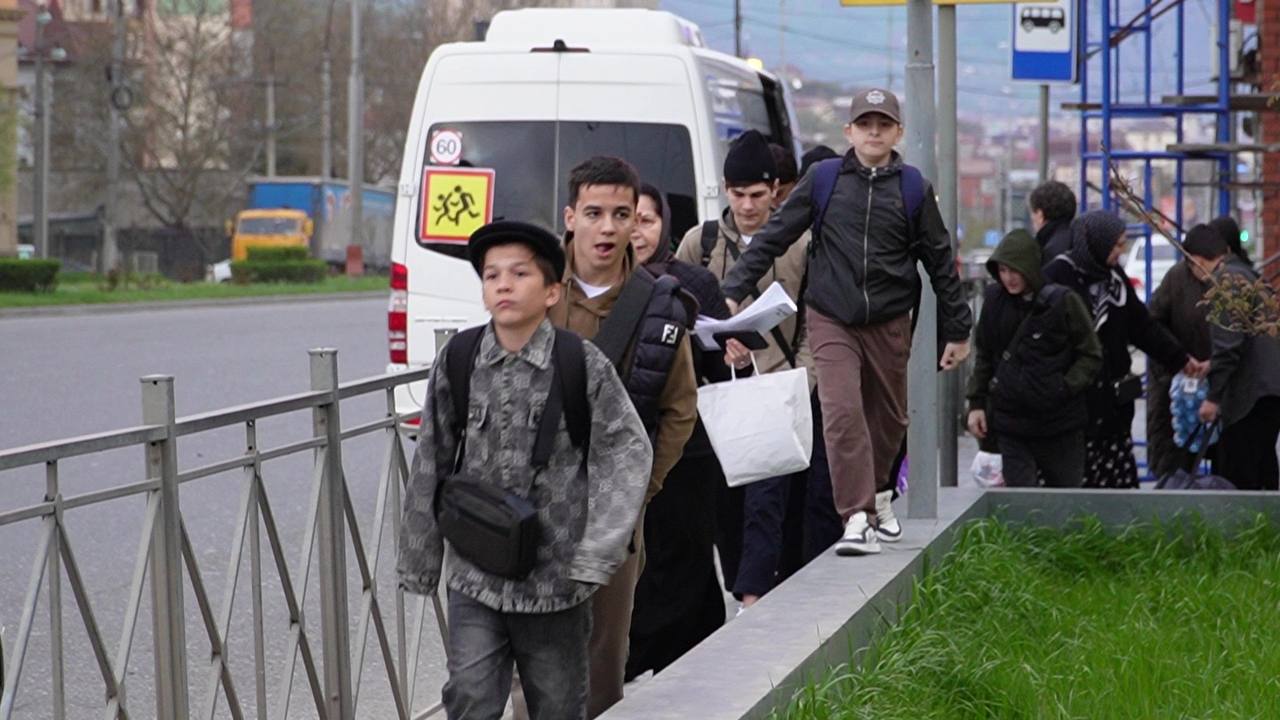 Сергей Меликов поручил организовать отдых в детских лагерях в первую очередь для детей из пунктов временного размещения