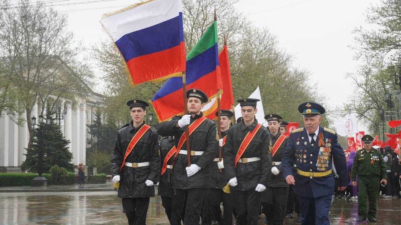 Более 1000 человек приняли участие в патриотической акции «Вахта Памяти» в Махачкале