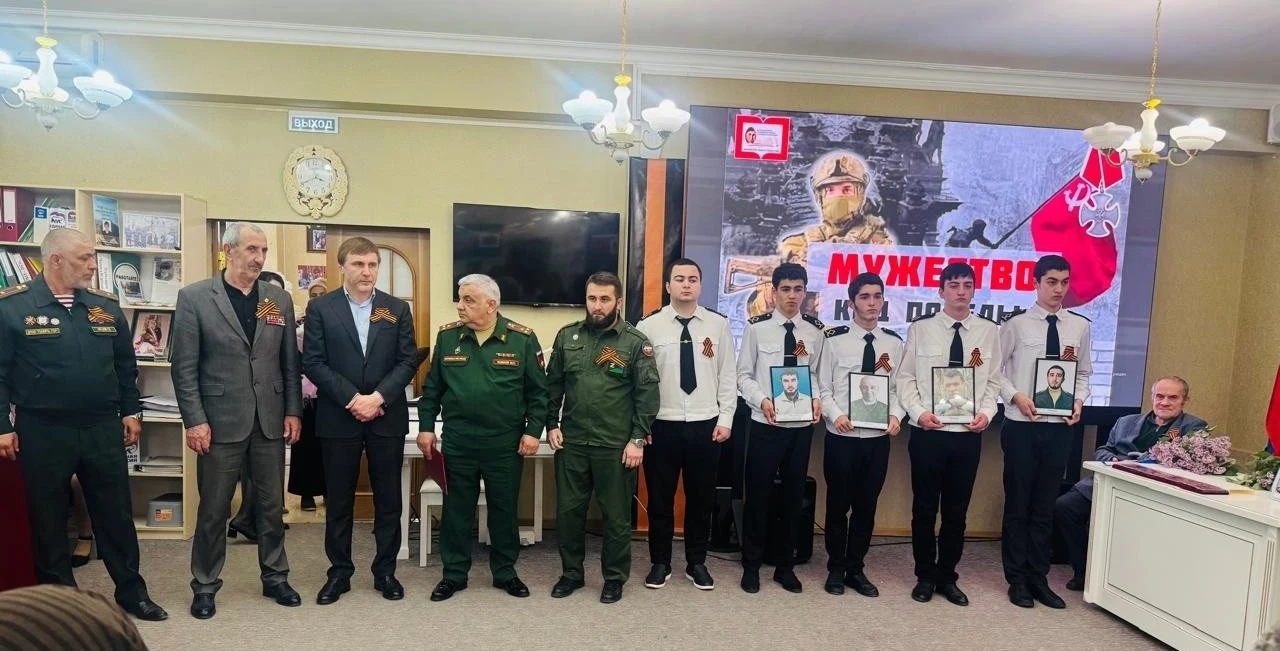 Студенты каспийского колледжа встретились с ветеранами ВОВ и матерями погибших участников СВО