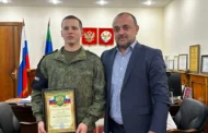 Глава Буйнакска наградил участника СВО Максима Шаха за проведение праздничного митинга в честь Дня Победы