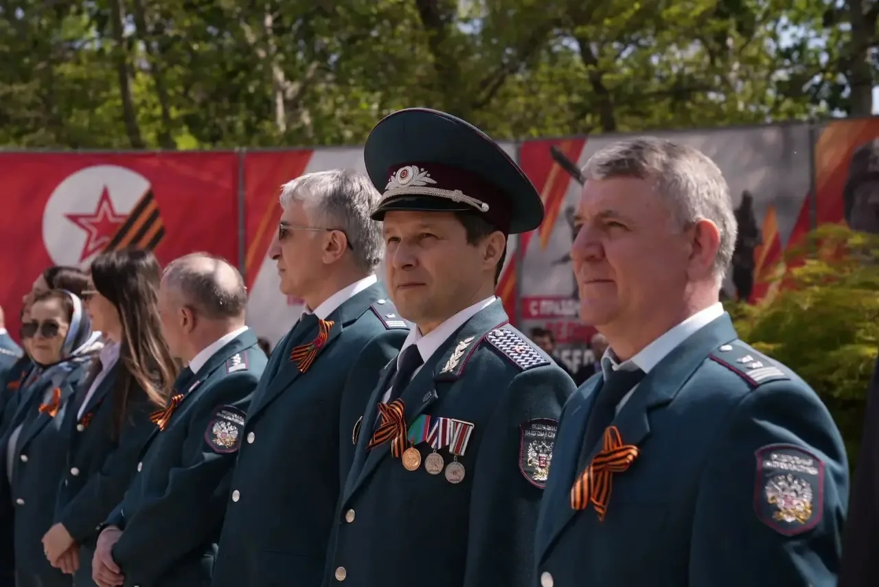 В Махачкале прошла акция «Наследники Победы» — с возложением цветов, георгиевскими ленточками и флешмобом
