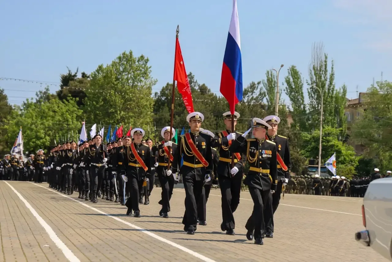 В Каспийске прошёл Парад Победы с участием воинских соединений и современной техники