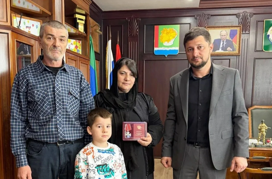 В Магарамкентском районе вручили орден Мужества родителям погибшего участника СВО
